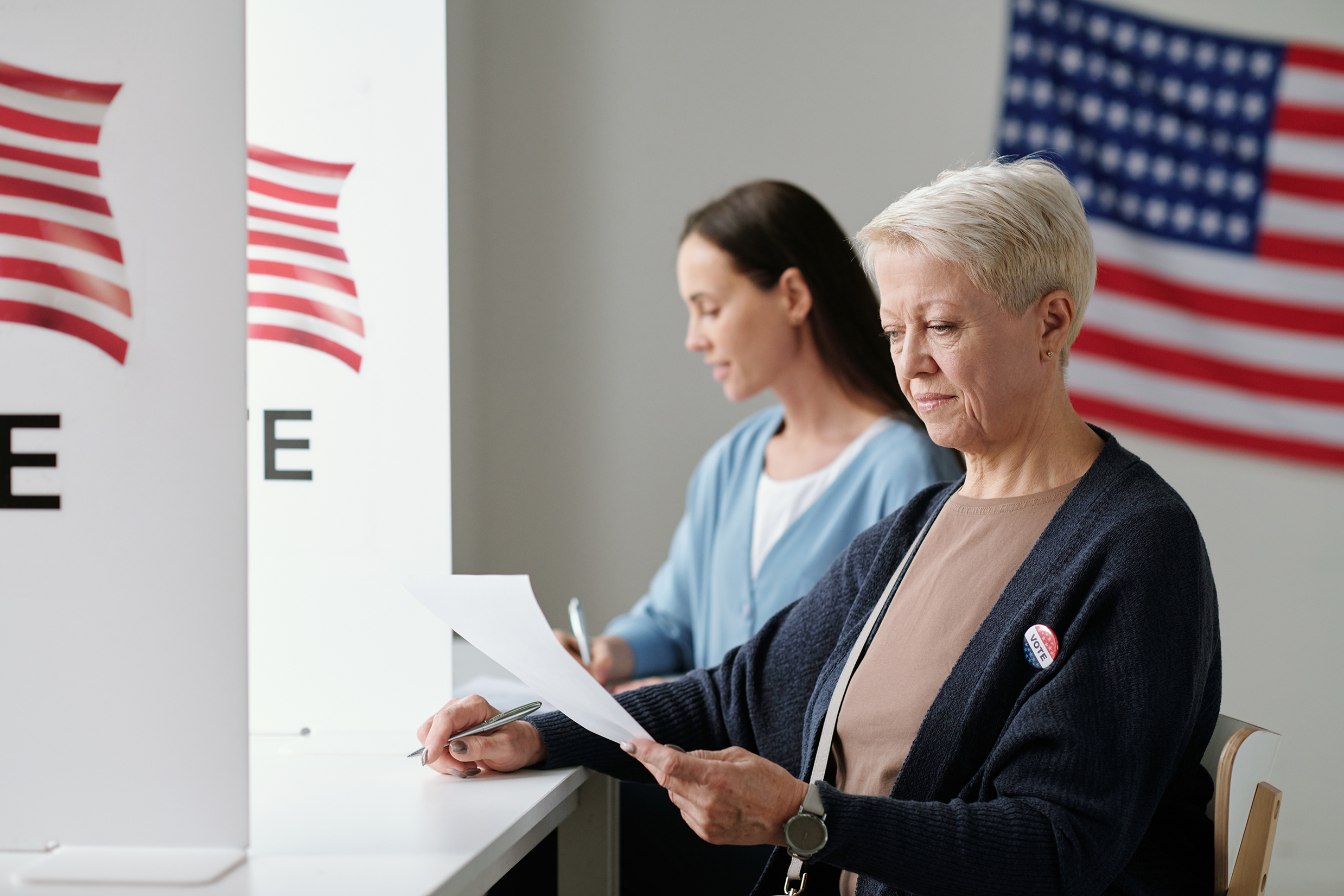 two women voting